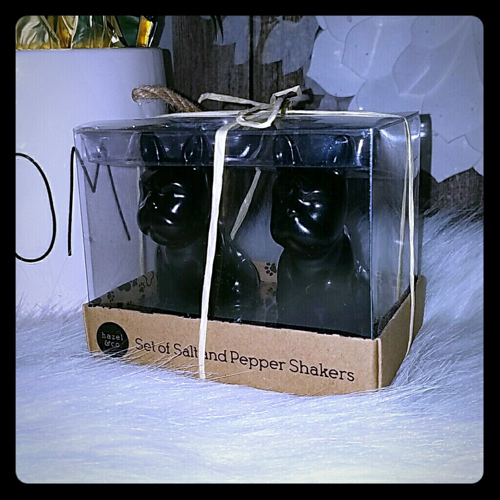 Bulldog salt and pepper shakers